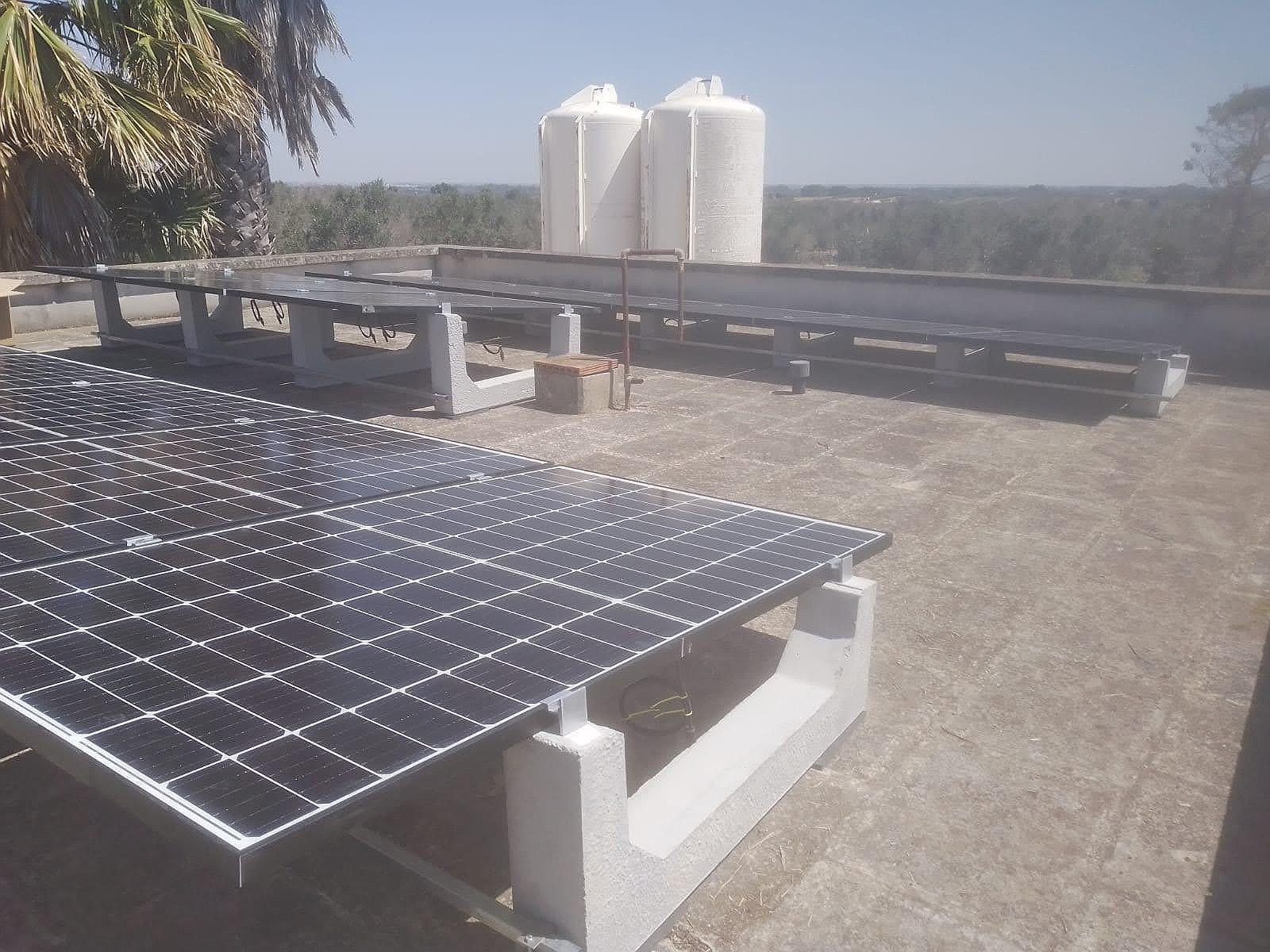 Moduli fotovoltaici su copertura piana con zavorre in calcestruzzo